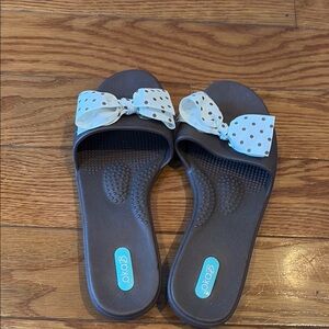 OKA b. Women's Brown Slide Sandals with Polka Dot Bow